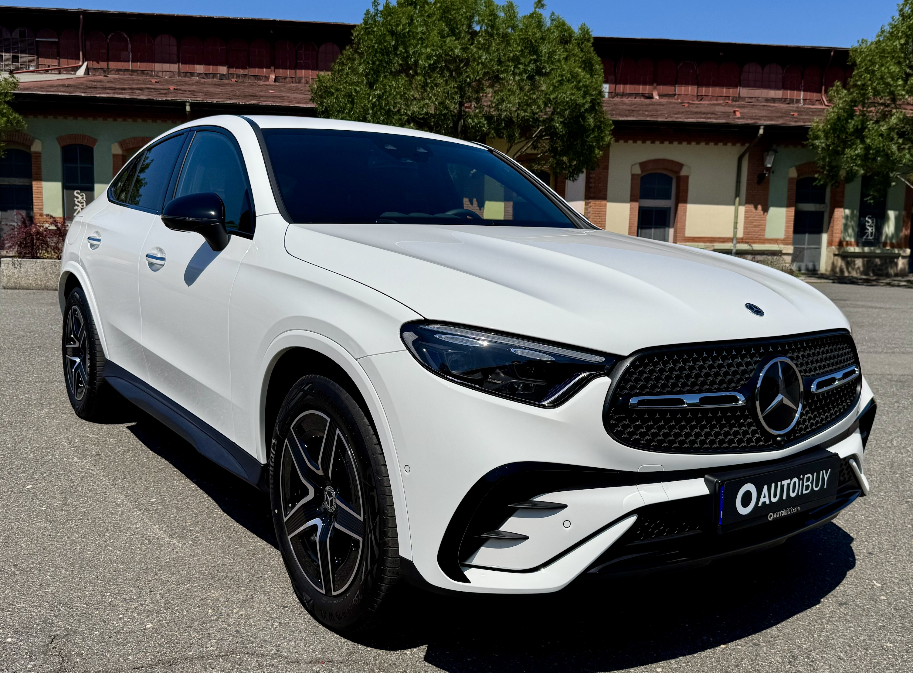 Mercedes GLC coupé 220d 4matic AMG | skladem | české předváděcí auto | stylové městské SUV | nafta 200 koní | bílá Polar | černá syntetická kůže Artico | výbava AMG PREMIUM | super cena | ihned k předání | nákup online | AUTOiBUY.com
